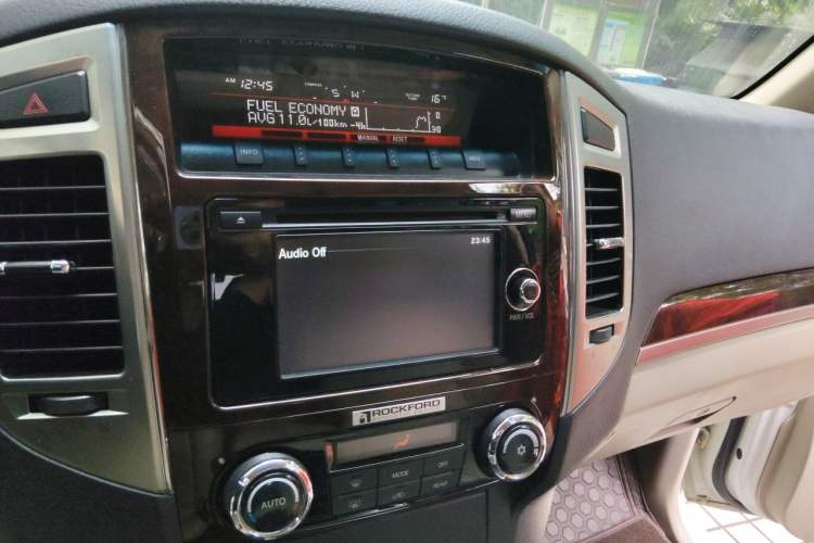 Used Mitsubishi Pajero  Audio And AC Panel