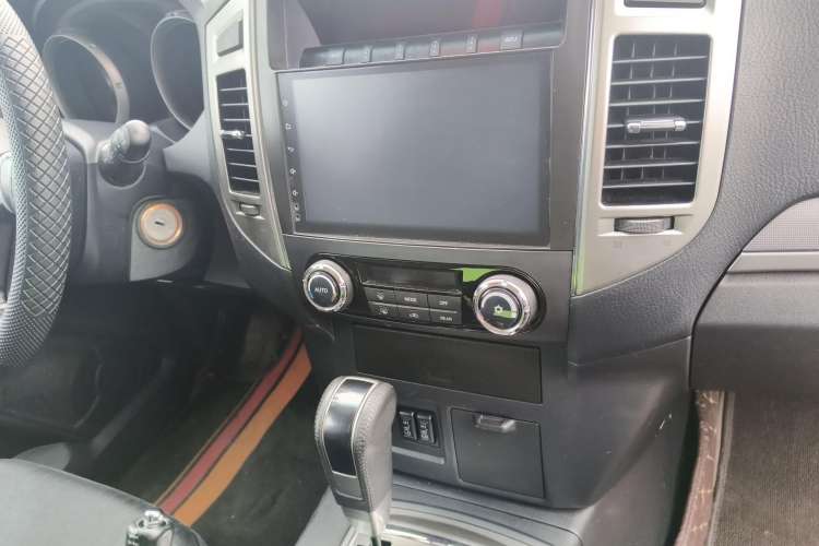 Used Mitsubishi Pajero 2018 3.0L Automatic Standard Edition Audio And AC Panel