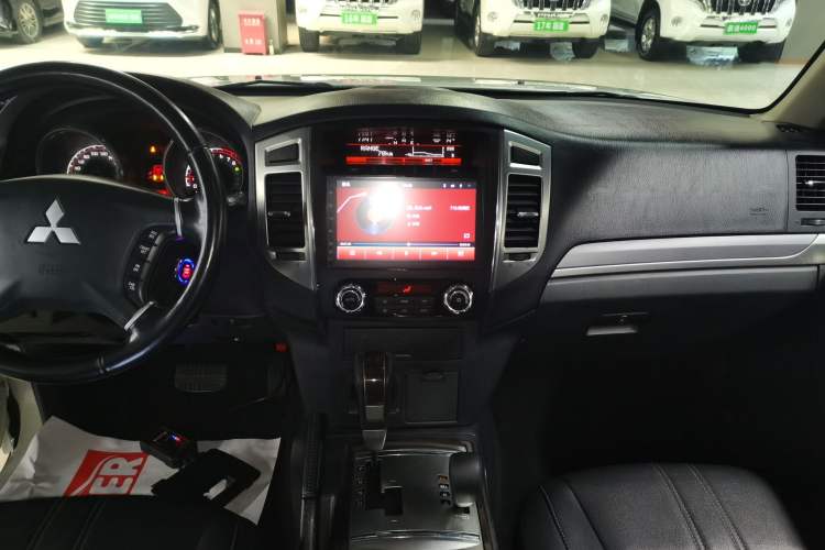 Used Mitsubishi Pajero 2018 3.0L Automatic Standard Edition Audio And AC Panel