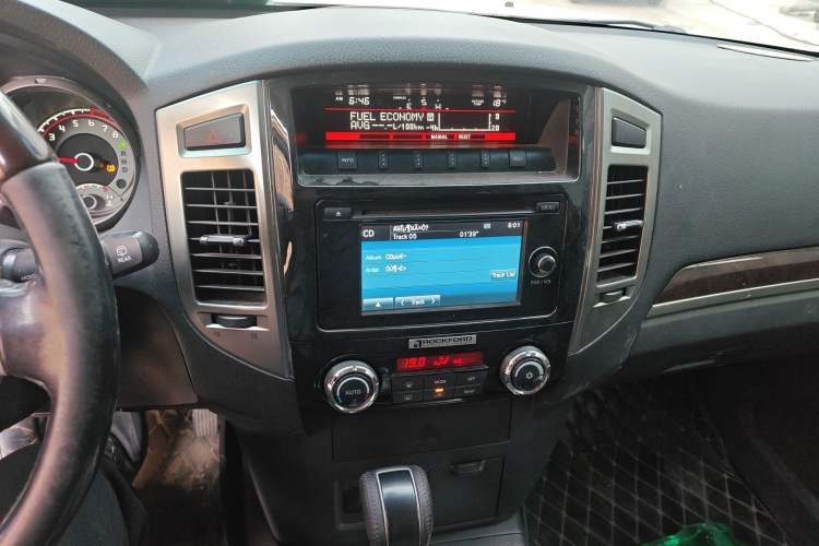 Used Mitsubishi Pajero  Audio And AC Panel