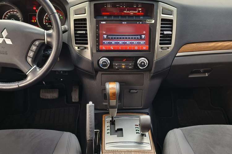 Used Mitsubishi Pajero 2018 3.0L Automatic Comfort Edition Audio And AC Panel