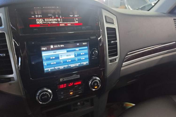Used Mitsubishi Pajero 2018 V97 3.8L 5-Door GLS Sunroof – U.S. Specification Audio And AC Panel
