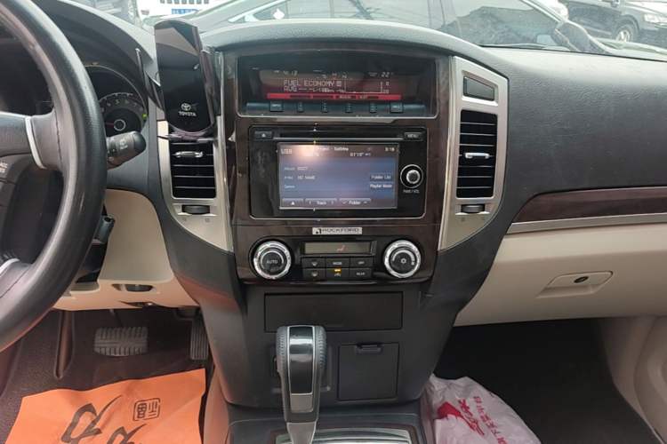 Used Mitsubishi Pajero  Audio And AC Panel