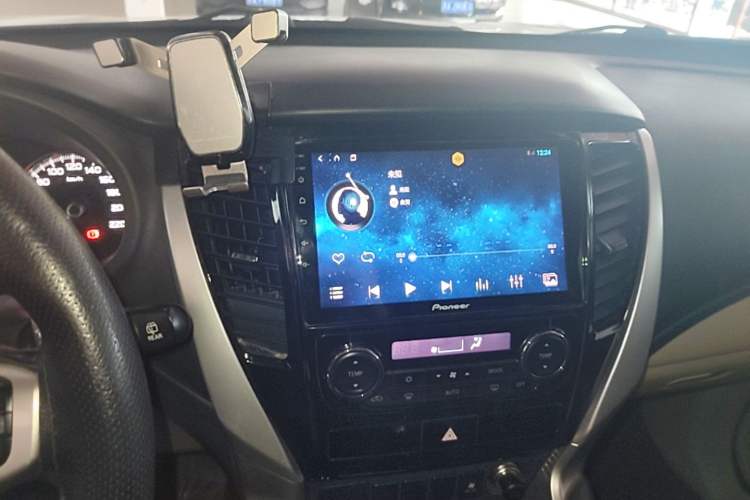 Used Mitsubishi Pajero 2018 3.0L Automatic Standard Edition Audio And AC Panel