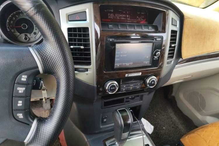 Used Mitsubishi Pajero  Audio And AC Panel