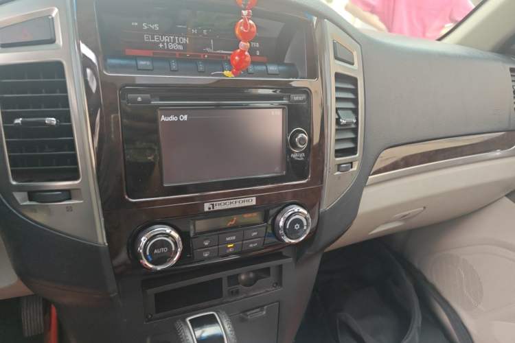 Used Mitsubishi Pajero  Audio And AC Panel