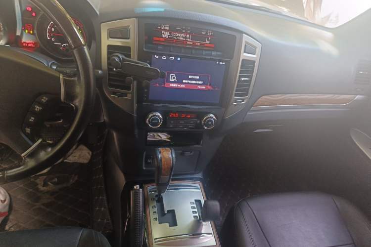 Used Mitsubishi Pajero 2018 3.0L Automatic Prestige Edition Audio And AC Panel