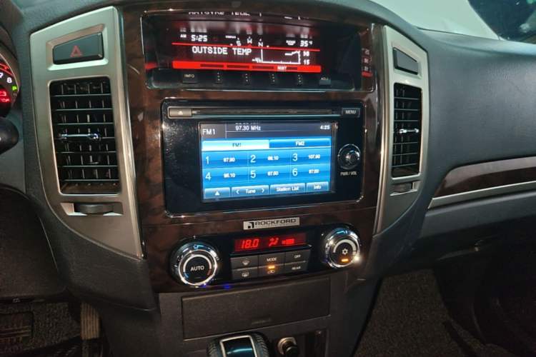 Used Mitsubishi Pajero 2018 V97 3.8L 5-Door GLS Sunroof – U.S. Specification Audio And AC Panel