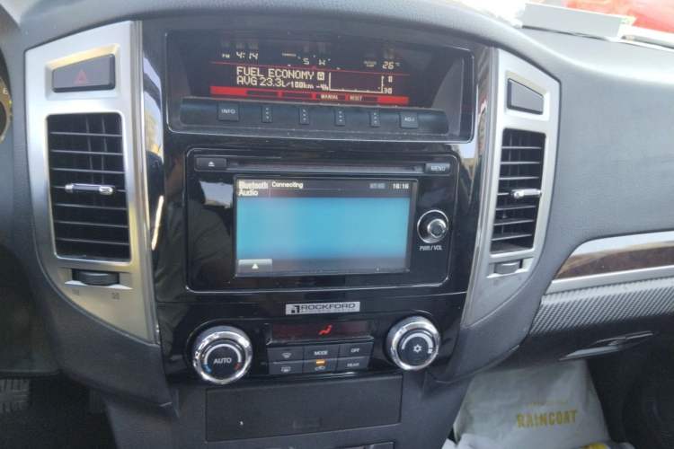 Used Mitsubishi Pajero 2018 3.0L Automatic Luxury Edition Audio And AC Panel
