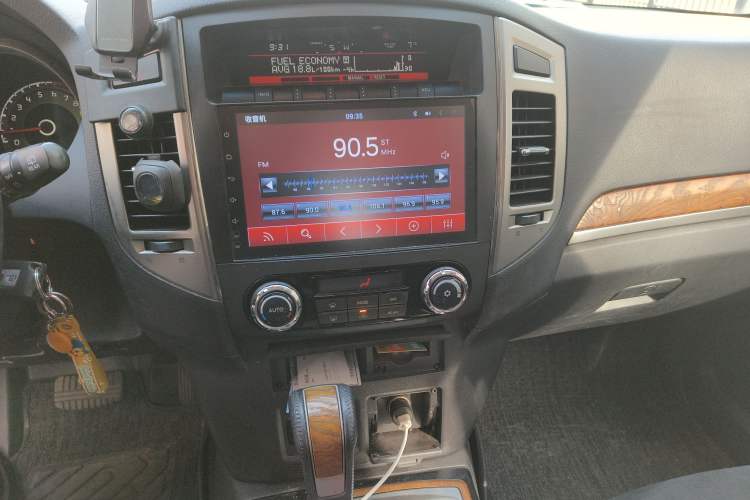 Used Mitsubishi Pajero 2018 3.0L Automatic Comfort Edition Audio And AC Panel