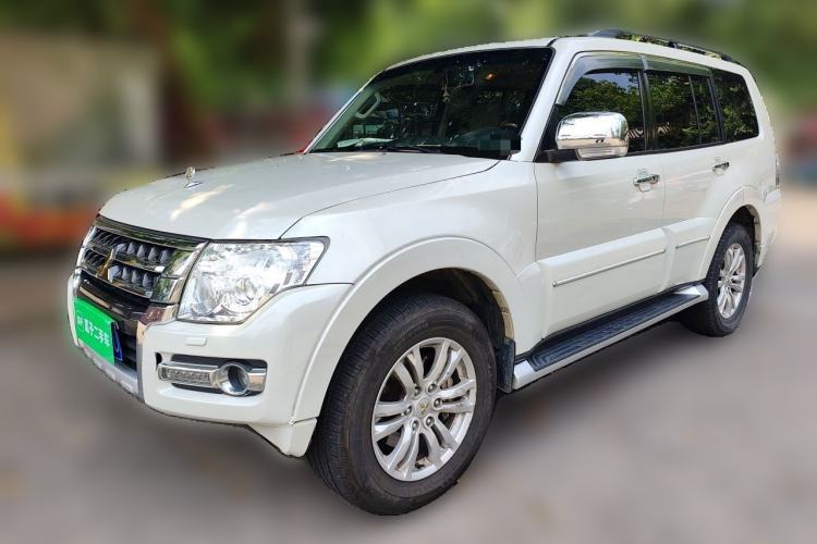 Used Mitsubishi Pajero Mitsubishi Pajero 3.8L Middle East specification, 7-seater, gasoline, automatic transmission, V97 five-door with sunroof Guazi used car, China used car export, Used car for sale, Used cars, Cheapest cars for sale