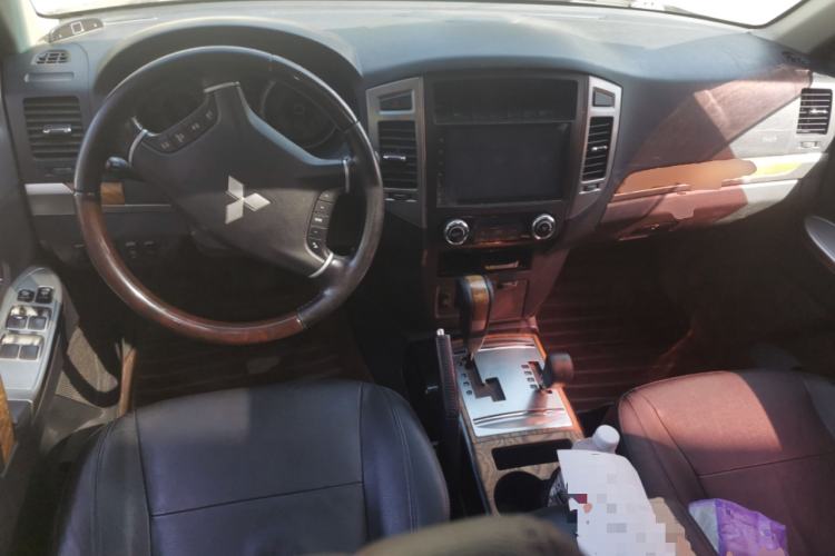 Used Mitsubishi Pajero 2018 3.0L Automatic Prestige Edition Center Console