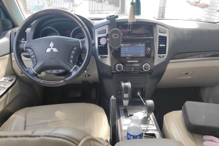 Used Mitsubishi Pajero  Center Console
