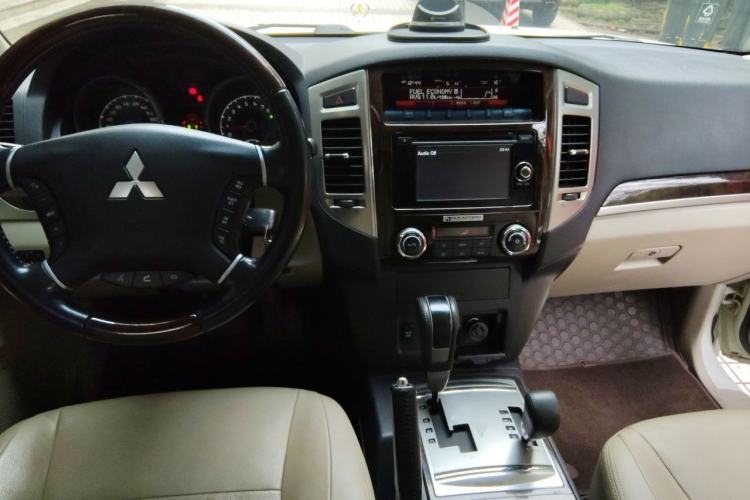 Used Mitsubishi Pajero  Center Console
