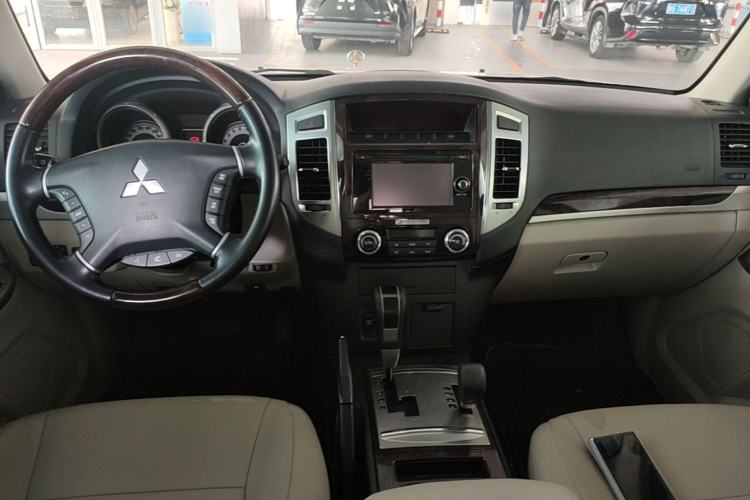 Used Mitsubishi Pajero 2018 V97 3.8L 5-Door GLS Sunroof Dual Differential – Middle East Center Console