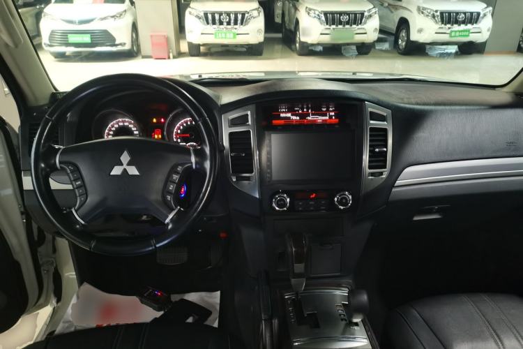 Used Mitsubishi Pajero 2018 3.0L Automatic Standard Edition Center Console