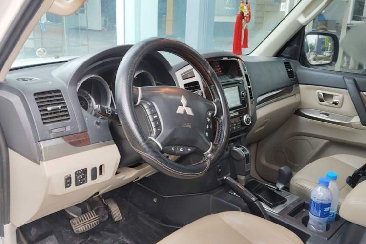 Used Mitsubishi Pajero 2018 V97 3.8L 5-Door GLS Sunroof – Middle East Center Console