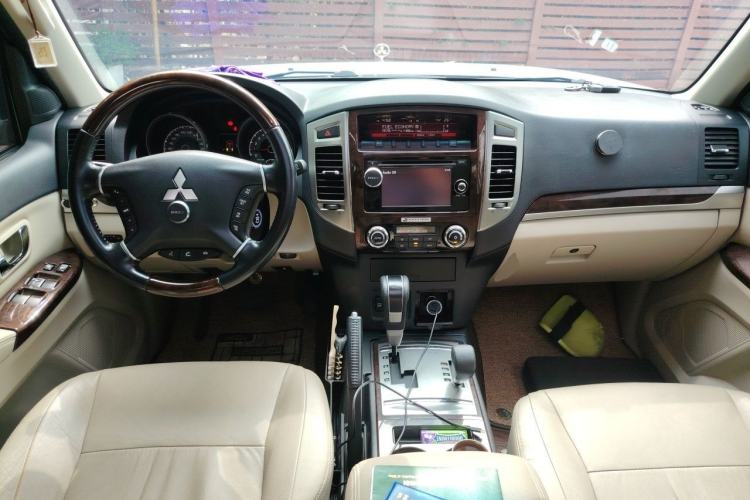Used Mitsubishi Pajero  Center Console