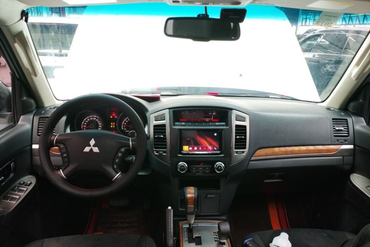 Used Mitsubishi Pajero 2018 3.0L Automatic Standard Edition Center Console