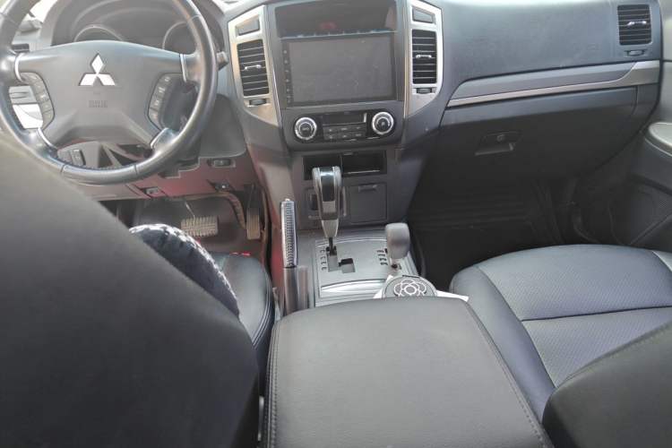 Used Mitsubishi Pajero 2018 3.0L Automatic Standard Edition Center Console