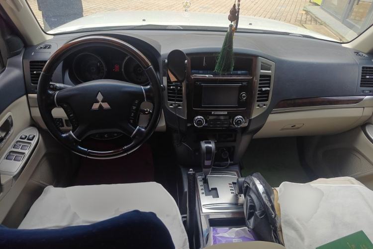 Used Mitsubishi Pajero  Center Console