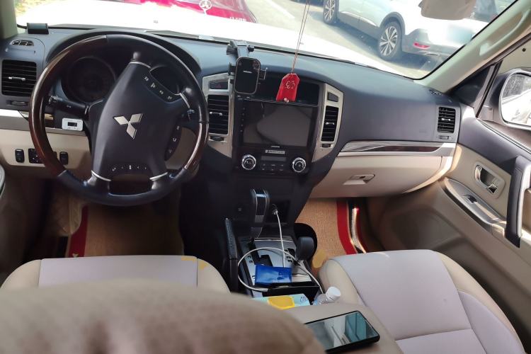 Used Mitsubishi Pajero 2018 V97 3.8L 5-Door GLS Sunroof – U.S. Specification Center Console