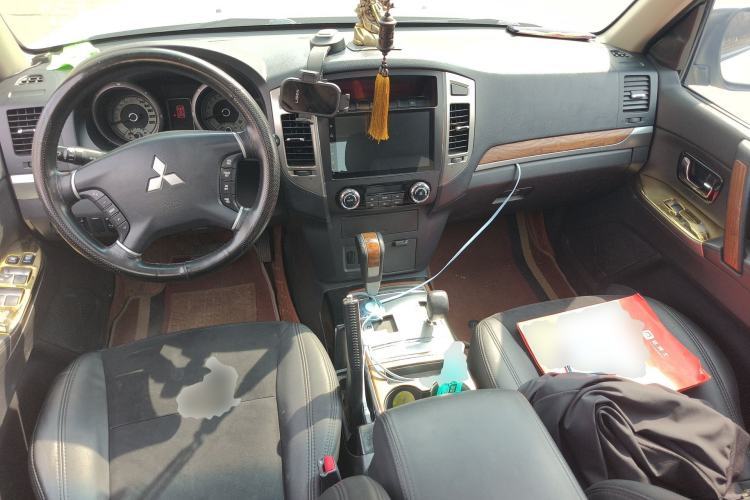 Used Mitsubishi Pajero 2018 3.0L Automatic Comfort Edition Center Console