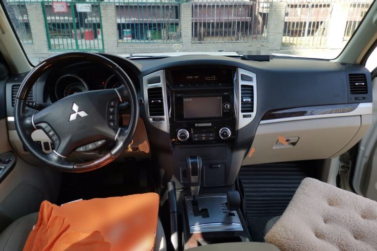 Used Mitsubishi Pajero 2018 V93 3.0L 5-Door GLS Genuine Leather Version – Middle East Center Console