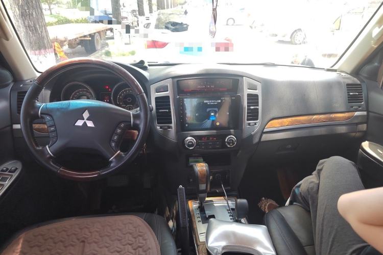 Used Mitsubishi Pajero 2018 3.0L Automatic Prestige Edition Center Console