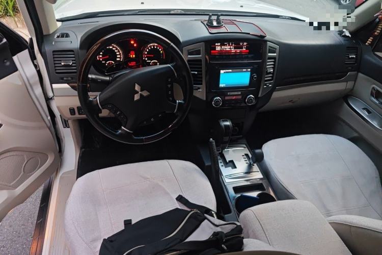 Used Mitsubishi Pajero  Center Console