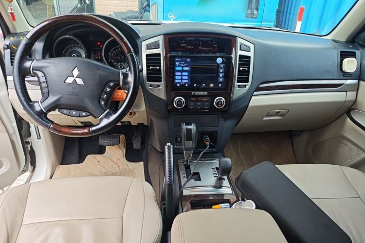 Used Mitsubishi Pajero  Center Console