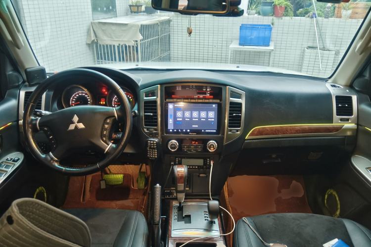 Used Mitsubishi Pajero 2018 3.0L Automatic Comfort Edition Center Console