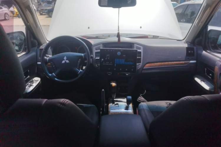 Used Mitsubishi Pajero 2018 3.0L Automatic Standard Edition Center Console