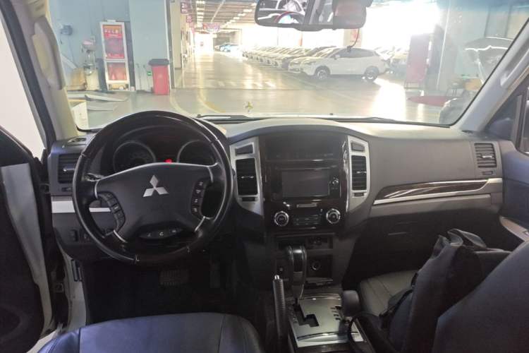 Used Mitsubishi Pajero 2018 V97 3.8L 5-Door GLS Sunroof – U.S. Specification Center Console