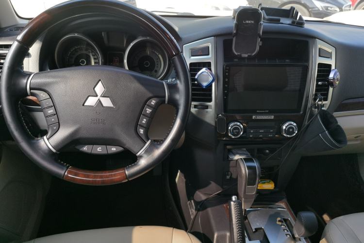 Used Mitsubishi Pajero  Center Console