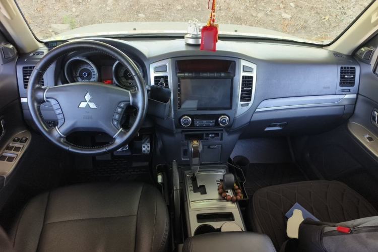 Used Mitsubishi Pajero 2018 3.0L Automatic Standard Edition Center Console