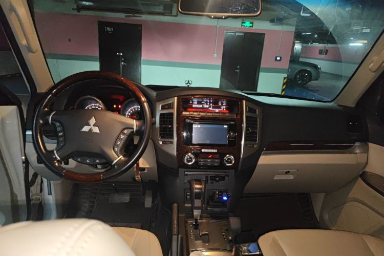 Used Mitsubishi Pajero 2018 V97 3.8L 5-Door GLS Sunroof Dual Differential – Middle East Center Console