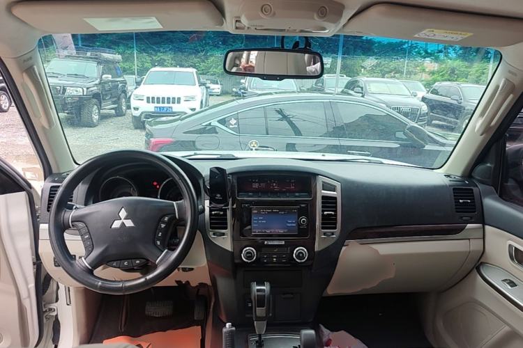 Used Mitsubishi Pajero  Center Console