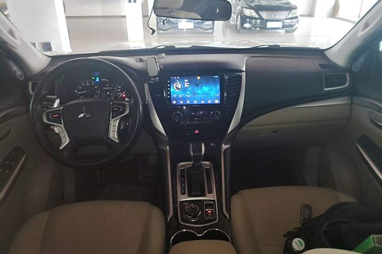 Used Mitsubishi Pajero 2018 3.0L Automatic Standard Edition Center Console