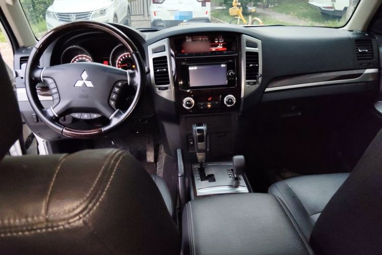 Used Mitsubishi Pajero  Center Console