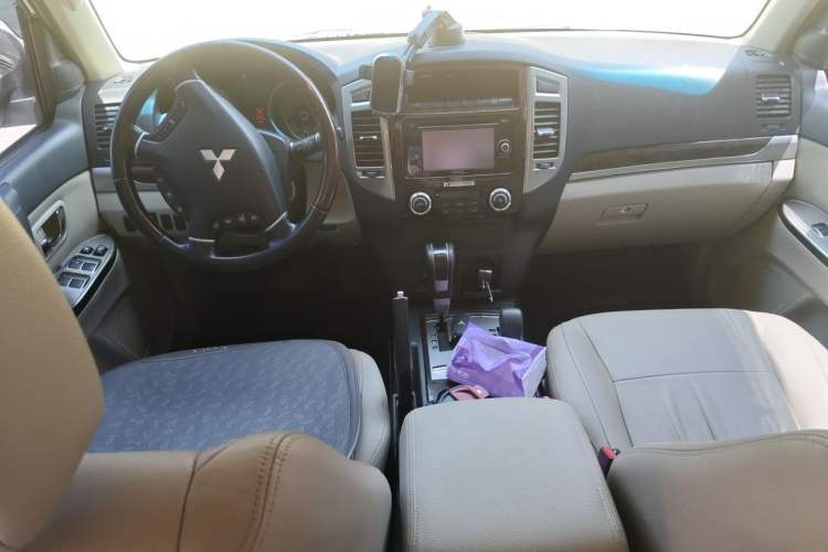 Used Mitsubishi Pajero  Center Console