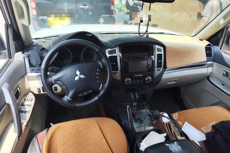 Used Mitsubishi Pajero  Center Console
