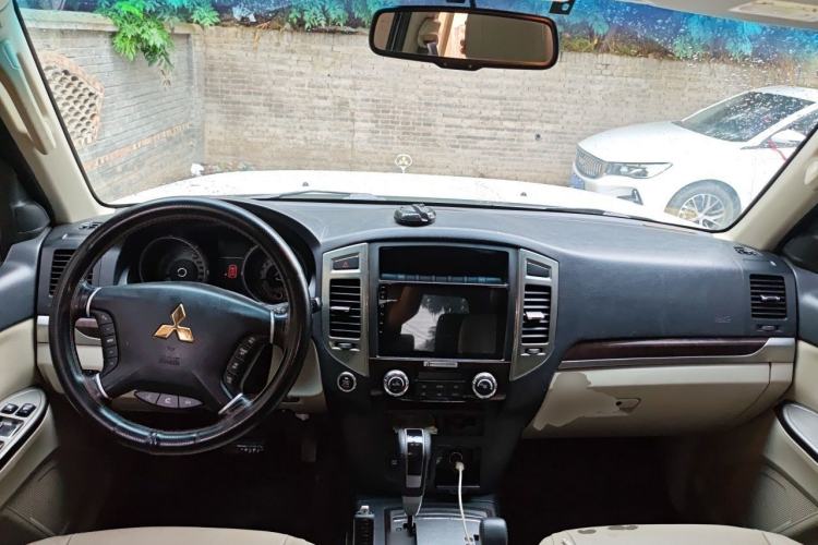 Used Mitsubishi Pajero  Center Console
