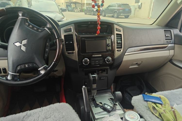 Used Mitsubishi Pajero  Center Console