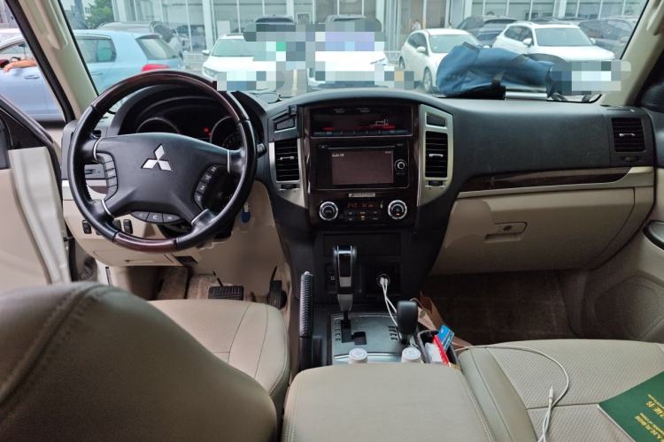 Used Mitsubishi Pajero  Center Console