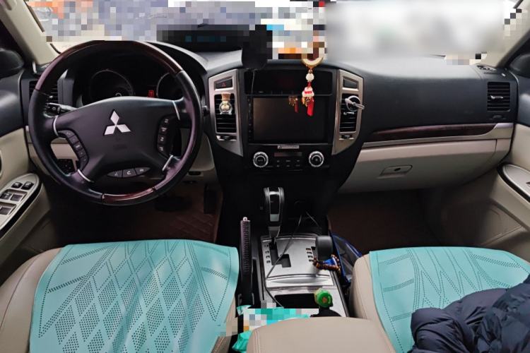 Used Mitsubishi Pajero 2018 V97 3.8L 5-Door GLS Sunroof – U.S. Specification Center Console