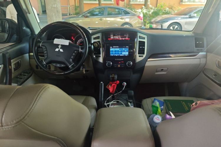Used Mitsubishi Pajero  Center Console