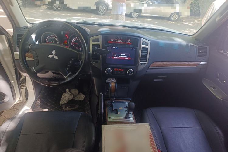 Used Mitsubishi Pajero 2018 3.0L Automatic Prestige Edition Center Console