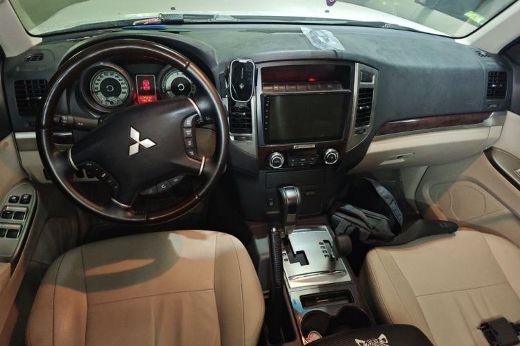 Used Mitsubishi Pajero  Center Console