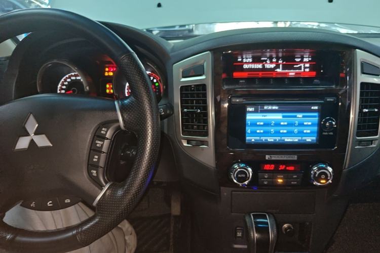 Used Mitsubishi Pajero 2018 V97 3.8L 5-Door GLS Sunroof – U.S. Specification Center Console